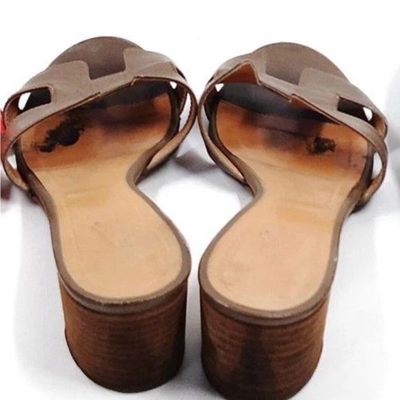 Chic Tan Leather Hermès Oran Women's Heels - Picture 4 of 7